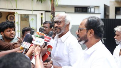 3 முறை வெளியே வந்த ரஜினிகாந்த்.. ரசிகர்களை பார்த்ததும் உற்சாகம்! பொங்கல் வாழ்த்துடன் சூப்பர் அப்டேட்