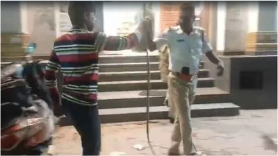 பாம்பை சுழற்றி.. போலீசுக்கே மரண பயம் காட்டிய போதை ஆசாமி! கடைசியில் நடந்த ட்விஸ்ட்!