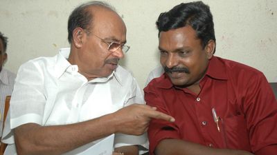 திமுக பக்கம் துண்டை போட்ட ராமதாஸ்.. முஷ்டி உயர்த்தும் விசிக! சமாதான புறாக்களோடு களமிறங்கிய புள்ளி!