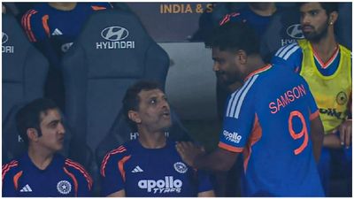  ஒரே மாதிரி அவுட் ஆகக்கூடாது தம்பி.. ஓய்வறைக்கு திரும்பிய சஞ்சு சாம்சனுக்கு பாடமெடுத்த கம்பீர்!