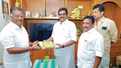 அன்று தேனி தங்க தமிழ்செல்வன் அதிமுகவில் சேர முட்டுக்கட்டை போட்ட ஓபிஎஸ்.. இன்று அப்படியே மாறிய காட்சி