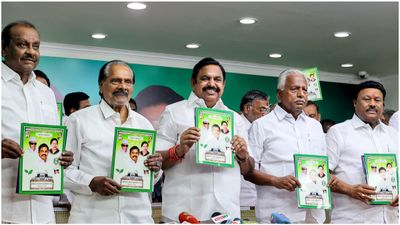 297 வாக்குறுதி.. சாமானியர்களிடம் சென்று சேராத அதிமுகவின் தேர்தல் அறிக்கை.. ஆர்வம் காட்டாத தொண்டர்கள்