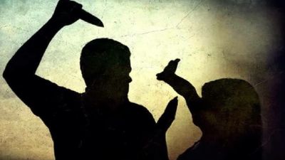 பூ கட்டும் சிறுவனை அரிவாளால் வெட்டிய பள்ளி மாணவன் - நெல்லை மாவட்டத்தில் பயங்கரம்!