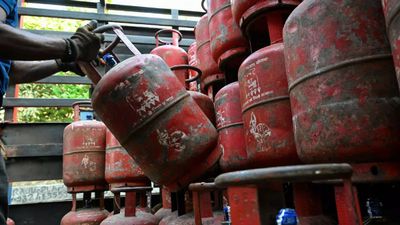 ஹோட்டல்களுக்கு குட் நியூஸ்..! 23ஆம் தேதி முதல் கூடுதல் வணிக சிலிண்டர்கள்.. மத்திய அரசு அறிவிப்பு!