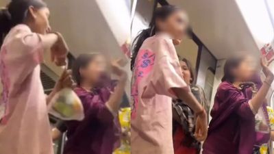 ஓயோ ஹோட்டலை மிஞ்சிய பெண்களின் செயல்.. நிஜமாகவே டெல்லி மெட்ரோ ரயில்தானா? வைரல் வீடியோவால் அதிர்ச்சி