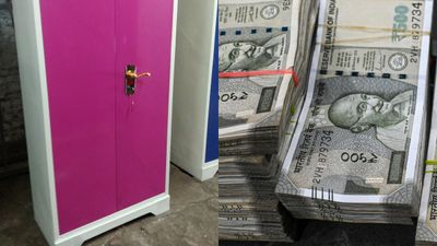 பீரோவில் இந்த ஒரு பொருளை மட்டும் வையுங்கள்.. பணத்தட்டுப்பாடு வரவே வராது.. வறுமை ஓட ஓட ஒளிய எளிய வழி