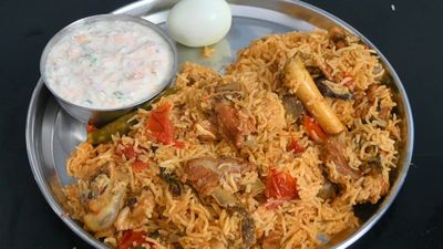 வேலூரில் பிறந்த நாள் விழாவில் பிரியாணி.. உற்சாகமாக சாப்பிட்ட பாத்திமா.. என்ன நடந்தது?