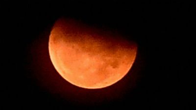 Lunar Eclipse:  ஆண்டின் முதல் முழு சந்திர கிரகணம்.. கண்டுகளித்த மக்கள்.. என்னவெல்லாம் செய்யக்கூடாது