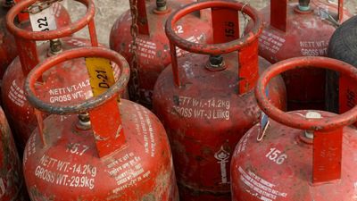 கேஸ் சிலிண்டர் பதிய 25 நாட்கள்..தமிழகத்தில் எரியாத எல்பிஜி அடுப்புகள்..எம்பி வெங்கடேசன் பகீர் ட்வீட்