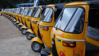 மதுரையில் சூடுபிடிக்கும் தேர்தல் களம்! ஆட்டோவை ரிசர்வ் செய்ய போட்டா போட்டி! Auto ஓனர் காட்டில் மழை!