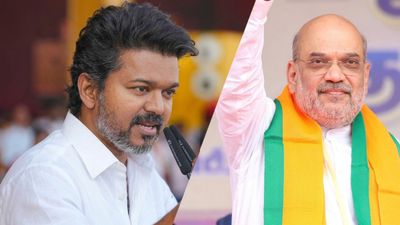 சிவப்பு கம்பளம் விஜய்க்கு விரித்த பாஜக.. YES சொல்வாரா? ஷேர் ஆட்டோ பாலிட்டிக்ஸ் தமிழகத்தில் எடுபடுமா?