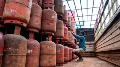 கிராமங்களில் சிலிண்டர் முன்பதிவுக்கு 45 நாட்களா? சிக்கலான நிலை.. பொதுமக்கள் கடும் எதிர்ப்பு