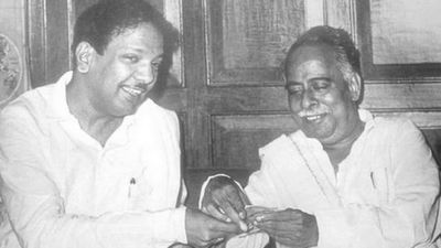 காமராஜர் ஆட்சிக்கு வேட்டு.. இந்திரா ஆட்சிக்கு ஓட்டு..  திமுக ஆடிய டபுள் கேம்!