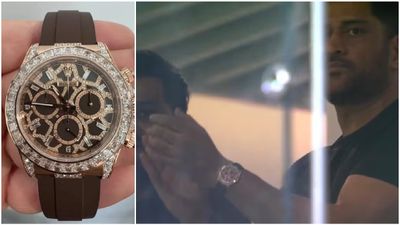 தோனி கையில் இருந்த வாட்ச் மதிப்பு ரூ.2.35 கோடியாம்.. அப்படி என்னப்பா இருக்கு அந்த Rolex வாட்சில்?