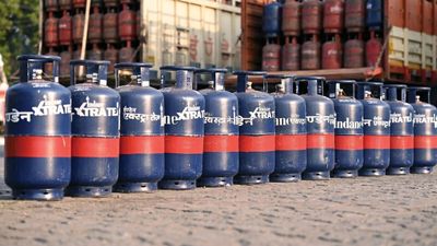 நன்றியய்யா நன்றி.. ஓட்டல் ஓனர்கள் வயிற்றில் பால் வார்த்த அறிவிப்பு! இனி சிலிண்டர் தட்டுப்பாடு இல்லை!