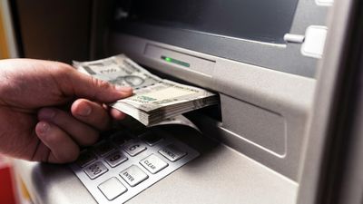 ஏடிஎமில் கேட்டது ரூ.10,000.. கிடைச்சது ரூ.3 லட்சம்! ஆனாலும் வாடிக்கையாளர் பயங்கர சோகம்! ஏன் தெரியுமா