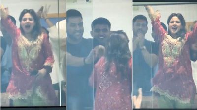 அது விக்கெட் இல்லமா.. வான்கடே மைதானத்தில் துள்ளிக் குதித்த சாக்‌ஷி.. அமைதிபடுத்தி கிண்டல் செய்த தோனி