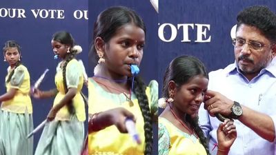 கோலாட்டம் ஆடிய மாணவியின் வாயில் ’விசில்’.. அத்தனை பேர் முன்னிலையில் தேர்தல் அதிகாரி செய்த செயல்! 