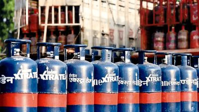 இடியை இறக்கிய இந்தியன் ஆயில்..சென்னையில் வணிக கேஸ் சிலிண்டர் டெலிவரி நிறுத்தம்! ஹோட்டல் ஓனர்கள் ஷாக்