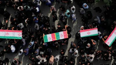 வீட்டை இழந்து.. நாட்டை இழந்து.. உயிரை கையில் பிடித்து கொண்டு ஓடும் ஈரானியர்கள்! உயரும் பலி எண்ணிக்கை