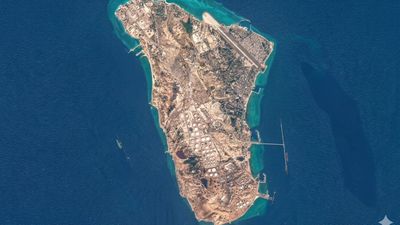 கண்ணை உறுத்துது டிரம்புக்கு..ஈரானின் இதயத்தை குறி வைக்கும் அமெரிக்கா! கார்க் தீவு மட்டும் பறிபோனால்?