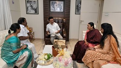 குடும்பமா? அரசியலா? 4 மணிக்கு மகளின் நிச்சயதார்த்தம்..காரிலேயே பரபரப்பாய் சுற்றிய செல்வப் பெருந்தகை!