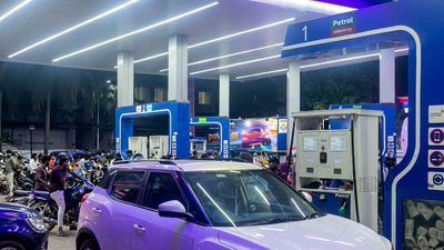 அண்ணே டேங்க ஃபுல் பண்ணுங்க..நாளைக்கு கிடைக்குமோ? கிடைக்காதோ? சென்னை பெட்ரோல் பங்குகளில் செம கூட்டம்!