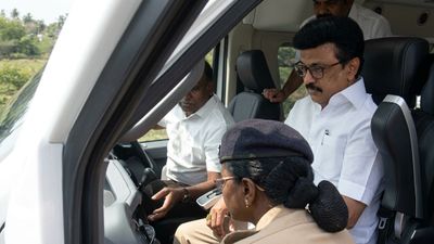 முதல்வர் வாகனத்தை மறித்த தேர்தல் பறக்கும் படை.. கூலாக அமர்ந்திருந்த ஸ்டாலின்! பைபாஸில் பரபரப்பு