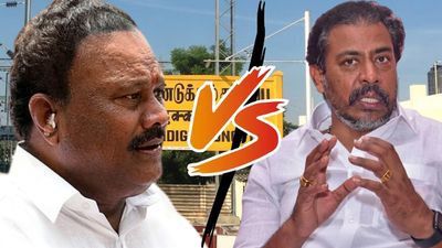 75 வருட வரலாற்றில் முதன்முறை..DSV vs IPS! திண்டுக்கல்லில் நேருக்குநேர் மோதும் திமுக-அதிமுக மா.செ.கள்