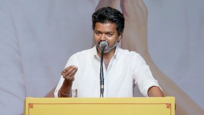 யூடர்ன் போட்டு.. டேபிளை உடைச்சு! பழைய திட்டங்களுக்கு ’மரு’ வைத்த விஜய்! சர்க்கார் டயலாக் பொய்யா?