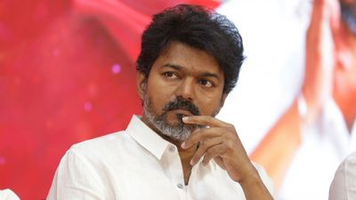 இப்படி இருந்தா எப்படி? ஆமையை விட மெதுவாக போகும் தவெக! வேலையையே ஆரம்பிக்காத விஜய்! என்னாகும் 2026?