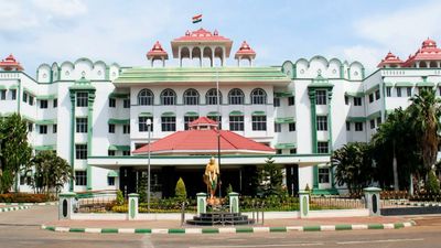 காவல்துறையினர் அலட்சியத்துடன் செயல்படக் கூடாது..விளாத்திகுளம் மாணவி வழக்கில் நீதிபதிகள் சுளீர்