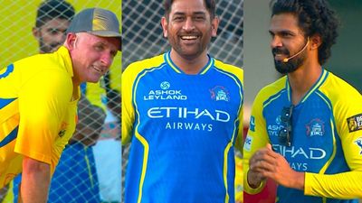 ருதுராஜ் பந்தை இப்படி விளாசிட்டாரே.. சிஎஸ்கே ஜெர்சியை போட்டுட்டு வாங்க ஹசி.. தோனி கொடுத்த ரியாக்சன்!