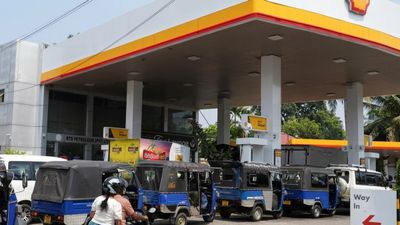 எலே பேதில போவ.. ஒரு லிட்டர் பெட்ரோல் ரூ.398! இலங்கை மேல் விழுந்த இடி.. அடியை தாங்குவாரா அனுரகுமார!