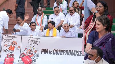 காஸ் சிலிண்டர் தட்டுப்பாடு.. நாடாளுமன்றத்தில் கொந்தளித்த எதிர்க்கட்சி எம்பிக்கள்!