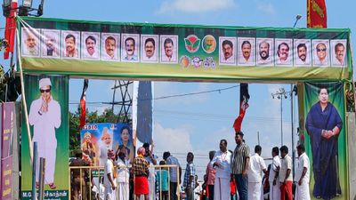 NDA கூட்ட பேனரில் எடப்பாடி பழனிசாமி படம் புறக்கணிப்பு.. அதிர்ச்சியில் அதிமுகவினர்! என்னங்க நடக்குது?