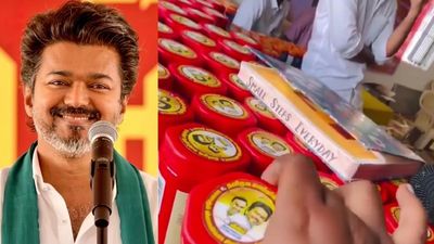 நேத்து சில்வர் டப்பா.. இன்னைக்கு பூஸ்ட் பாட்டில்! என்ன விஜய் இதெல்லாம்? தவெக ஸ்டிக்கரை பாருங்க