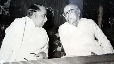 தமிழக தேர்தல் வரலாறு: இரண்டே திட்டங்கள்.. காங். ஆட்சிக்கு  உலை வைத்த ராஜாஜி.. 1953இல் நடந்தது என்ன?