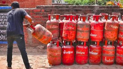 இரவோடு இரவாக மாறிய ரூல்ஸ்.. சமையல் கேஸ் சிலிண்டர் வாங்குவோருக்கு பெரிய ட்விஸ்ட்.. 2 முறை மாற்றம்