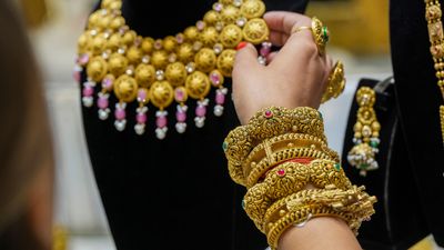 Gold Rate Today: தொடர்ந்து இன்ப அதிர்ச்சி கொடுக்கும் தங்கம் விலை.. ஒரே நாளில் ரூ.1,560 குறைந்தது.. தடாலடியாக சரிவு!