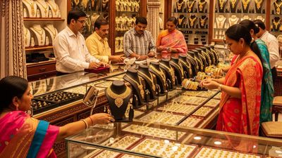 தங்கம் விலை பவுனுக்கு ரூ.13 ஆயிரம் சரிவு.. இன்னும் ரூ.14 ஆயிரம் வரை குறைய வாய்ப்பு