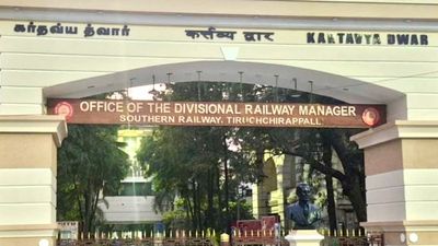“கர்தவ்ய த்வார்”.. திருச்சி ரயில்வே அலுவலக நுழைவுவாயில் இந்தியில் பெயர்! பொங்கி எழுந்த சு.வெங்கடேசன்