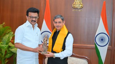 ஆளுநர் ரவியை நேரில் சந்தித்த முதல்வர் ஸ்டாலின்! மே.வங்கத்துக்கு மாற்றப்பட்ட நிலையில் திடீர் மீட்டிங்