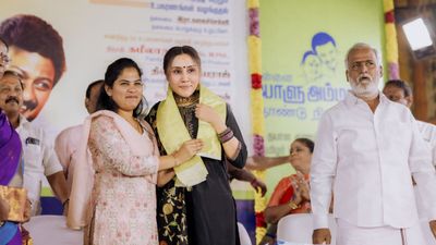 மேயர் பிரியாவுடன் Pose! இன்னும் ஓரிரு நாட்களில் நல்ல செய்தி! சத்யராஜ் மகள் பதிவு! என்னவா இருக்கும்?