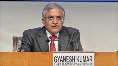 இந்திய வரலாற்றில் முதல்முறை.. தலைமைத் தேர்தல் ஆணையரை நீக்கக் கோரி நாடாளுமன்றத்தில் நோட்டீஸ்!