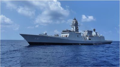 மாஸ் காட்டும் இந்தியா.. கடற்படையின் பலம் டபுளாகுது! உள்ளே வந்த ஐஎன்எஸ் தாராகிரி!