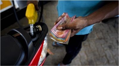 இலங்கையில் ஒரு லிட்டர் பெட்ரோல் ரூ.460.. அடுத்து இந்தியாதான்! எல்லாம் டிரம்பால் வந்த வினை!