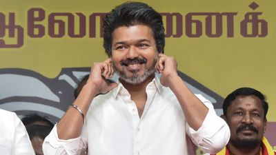 விஜய்க்கு இரட்டை அதிர்ச்சி.. சினிமா, அரசியல் இரண்டிலும் ஒரே நாளில் விழுந்த பேரிடி
