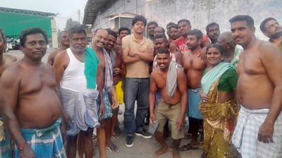 விஜய்யின் விவாகரத்து பிரச்சனை.. மகன் ஜோசன் ஈரோடு தொழிலாளர்களுடன் செய்த செயல்! குவியும் பாராட்டு