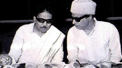 ‘மெடிக்கல் மினிஸ்டர்' பதவி தர மறுத்த கருணாநிதி? எம்.ஜி.ஆர் கிளப்பிய  ஊழல் புகார்.. உடைந்த திமுக!